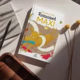 A képen a Rosszcsont Maxi című könyv látható a háttérben egy rosszcsont kutyával.