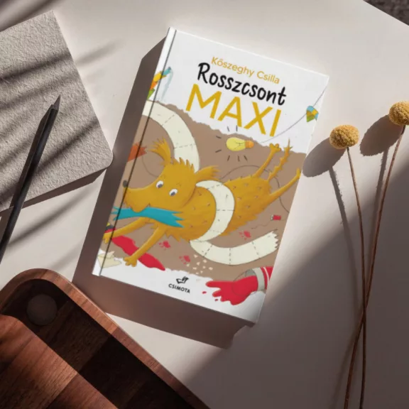A képen a Rosszcsont Maxi című könyv látható a háttérben egy rosszcsont kutyával.