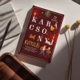 A képen a Karácsonyi kutyulás című könyv látható a háttérben egy spániel.