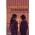 A képen A kóbor kutyák utolsó évei című könyv látható a háttérben egy labrador.