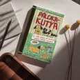 A képen a Pálcikakutya és a hot dog című könyv látható a háttérben kutyákkal és virslikkel.
