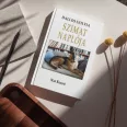 A képen a Szimat naplója című könyv látható kutyás gyerekkönyves háttér előtt.