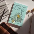 A képen a Négylábú barátaim című könyv látható a háttérben egy kutyával és egy csigával.