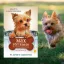 A képen az Egy kutya küldetése Max története című könyv látható a háttérben egy yorkshire terrier.