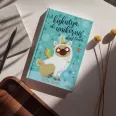 A képen az A kiskutya aki unikornis akart lenni című könyv látható unikornisokkal a háttérben.