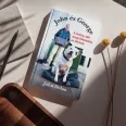 A képen a John és George című könyv látható a háttérben virágokkal.