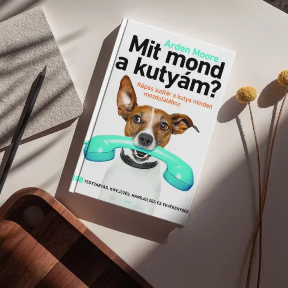 A képen a Mit mond a kutyám című könyv látható a háttérben egy telefonáló kutya.