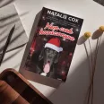 A képen a Nem csak karácsonyra című könyv látható piros karácsonyi háttér előtt.