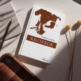 A képen a Reciprok című könyv látható barna háttér előtt.