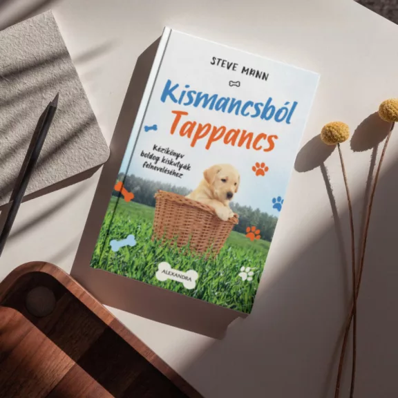 A képen a Kismancsból Tappancs című könyv látható a háttérben növényekkel és mancs nyomokkal.
