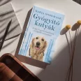 A képen a Gyógyító kutyák című könyv látható a háttérben szaladó kutyákkal.