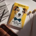 A képen A kortalan kutya című könyv látható egy terrierrel a háttérben.