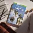 A képen az Olvass velünk 2 Barátunk a kutya című könyv látható a háttérben egy huskyval.