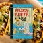 A képen a Pálcikakutya és a taco című könyv látható a háttérben három taco.