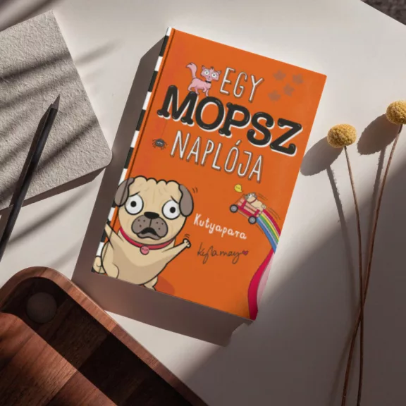 A képen az Egy mopsz naplója című könyv látható a háttérben mopszokkal.