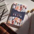 A héten a Minden hétre kutya című könyv látható a háttérben kutyákkal.