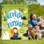 A képen a Neveld a kutyád című könyv látható a háttérben kutyáival játszó emberrel.