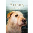 A képen az Arthur, a király című könyv látható a háttérben egy kutyával.