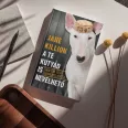 A képen az A te kutyád is nevelhető című könyv látható egy kutyával a háttérben.