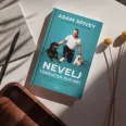 A képen a Nevelj tökéletes kutyát című könyv látható egy rottweiler kutyával a háttérben.