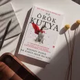 A képen Az örök kutya című könyv látható a háttérben egy huskyval.