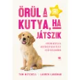 A képen az Örül a kutya ha játszik című könyv látható a háttérben egy kiskutya.