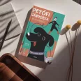 A képen a Petőfi Sándorka és a kutyakölyök című könyv látható a háttérben egy labrador.