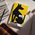 A képen a Jeromos a barátom című könyv látható a háttérben egy Dán dog.