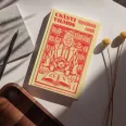 A képen a Megszelídítettek a kutyák című könyv látható kutyákkal a háttérben.