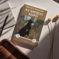 A képen Az erdélyi kopó című könyv látható a háttérben egy erdélyi kopóval.