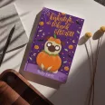 A képen az A kiskutya aki töknek öltözött című könyv látható tökökkel a háttérben.