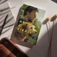 A képen az Artúr a király című könyv látható a háttérben egy férfi és egy kutya alakja.