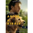 A képen az Artúr a király című könyv látható a háttérben egy férfi és egy kutya alakja.