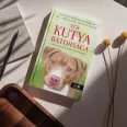 A képen az Egy kutya bátorsága című könyv látható a háttérben egy kutya alakjával.