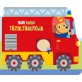 A képen a Dani kutya tűzoltóautója című könyv látható tűzoltóautókkal a háttérben.