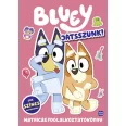 A képen a Bluey Játsszunk együtt című matricás foglalkoztatokonyv látható a háttérben egy francia bulldoggal.