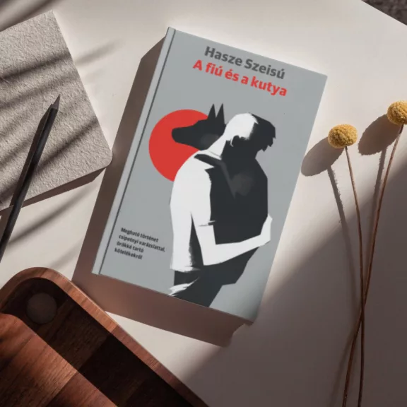 A képen A fiú és a kutya című könyv látható a háttérben egy németjuhász.