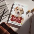 A képen az Egy kutya négy élete című könyv látható a háttérben egy kölyök kutyával.