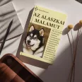 A képen Az alaszkai malamut című könyv látható kutyás témájú háttérrel.