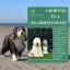 A képen A bobtail és a bearded collie című könyv látható kutyás témájú háttérrel.